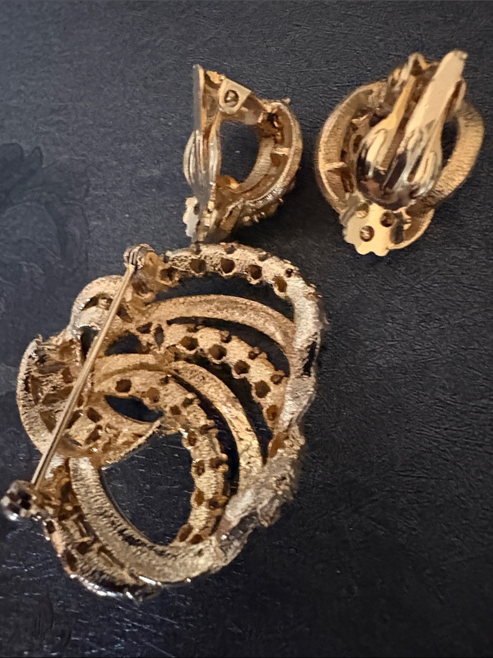 VINTAGE INTERTWINED SWIRL DESIGNED RHINESTONE GOLD-TONE BROOCH EARRING SET - Picture 4 of 9